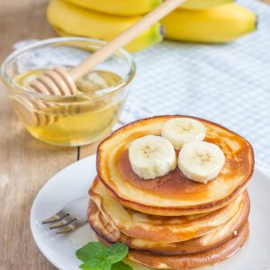 Tortitas de Avena, Plátano, Crema de Cacahuete y Miel​