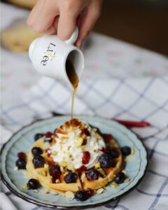 Pancakes de avena con miel y frutas